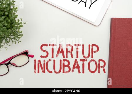 Handgeschriebenes Schild „Inkubator starten“. Geschäftskonzept, das für den finanziellen Gewinn des Geschäfts verwendet werden kann Stockfoto