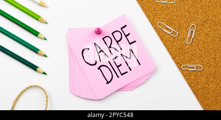 Textunterschrift mit Carpe Diem. Ein Wort, das auf einem öffentlichen Fest geschrieben wurde, auf dem die Leute Musik und Tanz spielen Stockfoto