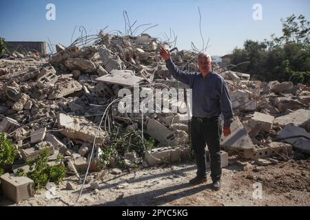 Salfit, Palästina. 03. Mai 2023. Ein Palästinenser inspiziert die Ruinen des Hauses des militanten Palästinensers Younes Hailan, das von israelischen Truppen im Dorf Hajja im Westjordanland abgerissen wurde. Israelische Streitkräfte zerstören das Haus eines palästinensischen Mannes, der im oktober 2022 einen israelischen Siedler bei einem Angriff auf die besetzte Siedlung im Westjordanland Kedumim getötet hat. Younes Hailan stach auf einen israelischen Siedler ein, dann wurde er von den israelischen Streitkräften verhaftet, und er ist derzeit in einem israelischen Gefängnis inhaftiert. (Foto von Nasser Ishtayeh/SOPA Images/Sipa USA) Guthaben: SIPA USA/Alamy Live News Stockfoto