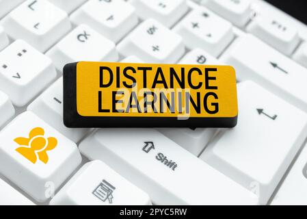 Handschriftlicher Text Distance Learning. Aus geschäftlichen Gründen werden Lehrvorträge über das Internet per Fernzugriff ausgestrahlt Stockfoto
