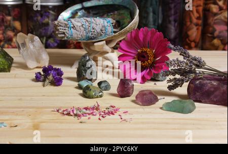 Getrocknete Blumen und Kristallsteine auf dem Meditationsaltar, oberflächlicher Freiheitsgrad Stockfoto