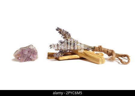 Getrocknetes Lavendelbündel mit Palo Santo Sticks und Amethyst Stone isoliert Stockfoto