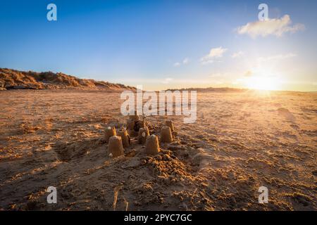 Sandburg am wunderschönen Norfolk Beach bei Sonnenuntergang Stockfoto