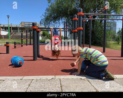Sremska Mitrovica, Serbien. 6. Juni 2020. Flip-Flops, Gewichtheben und Kraftübungen. Zwei Teenager gehen in Simulatoren Sport treiben, Kinder auf einem Sportplatz Stockfoto