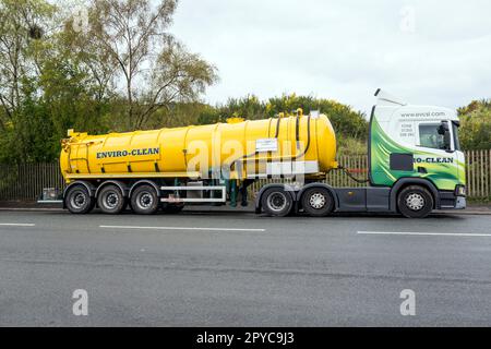 Knickgelenkter Tankwagen Enviro-Clean, parkt am Straßenrand, Glasgow, Schottland, Großbritannien, Europa Stockfoto