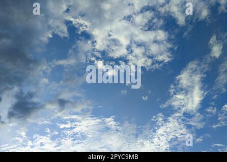 Leerer blauer Himmel, klarer Hintergrund der Skyline Stockfoto