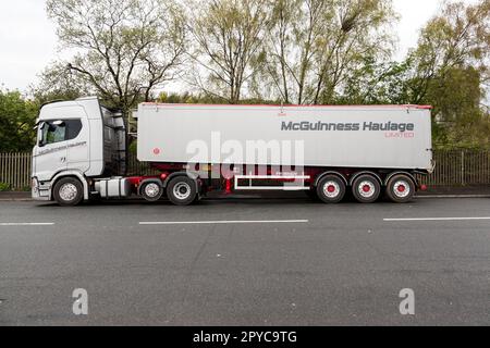 Ein knickgelenkter Muldenkipper von McGuinness, der am Straßenrand in Glasgow, Schottland, Großbritannien und Europa geparkt ist Stockfoto