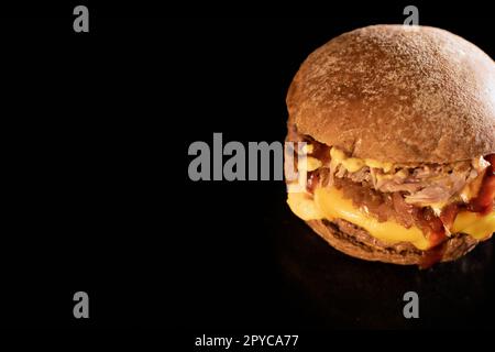 Frischer, leckerer Burger auf Schwarz Stockfoto