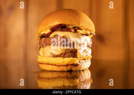 Frische hausgemachte Hamburger serviert auf Holz Stockfoto