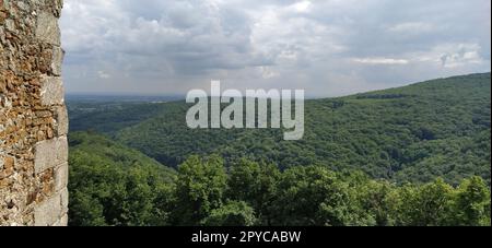 Ruinen einer alten Festung in Vrdnik, Sremska Mitrovica, Vojvodina, Serbien. Alte Steinmauern mit Bergketten im Hintergrund. Historische Sehenswürdigkeiten. Kante der Wand Stockfoto