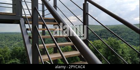 Ruinen einer alten Festung in Vrdnik, Sremska Mitrovica, Vojvodina, Serbien. Alte Steinmauern, Bergentfernungen. Metalltreppe zum Himmel. Historische Sehenswürdigkeiten. Stockfoto