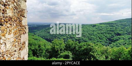 Ruinen einer alten Festung in Vrdnik, Sremska Mitrovica, Vojvodina, Serbien. Alte Steinmauern mit Bergketten im Hintergrund. Historische Sehenswürdigkeiten. Kante der Wand Stockfoto