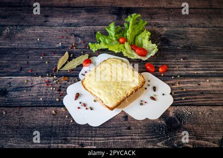 Ein köstlicher gegrillter Croque monsieur, der zum Essen bereit ist Stockfoto