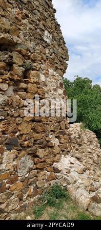 Ruinen einer alten Festung in Vrdnik, Sremska Mitrovica, Vojvodina, Serbien. Alte Steinmauern mit Bergketten im Hintergrund. Historische Sehenswürdigkeiten Stockfoto