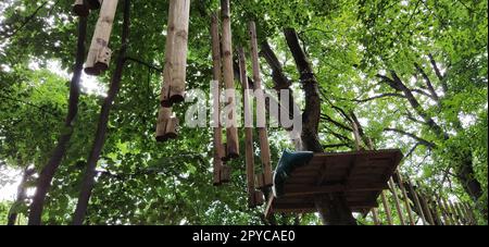 Go Ape Adventure. In Nationalparks und örtlichen Freizeiteinrichtungen gelegen, Holz- und Seilstrukturen für Bewegung. Stockfoto