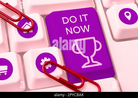 Textunterschrift für „Do IT Now“. Geschäftsansatz zögern Sie nicht und beginnen Sie sofort mit der Arbeit oder dem Handeln Stockfoto