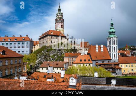 Cesky Krumlov, historische Burggegend mit zwei Türmen auf einem felsigen Hügel im Frühling, Tschechische republik. Stockfoto