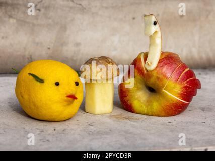 Tierförmige Dekorationen aus Obst und Gemüse Stockfoto