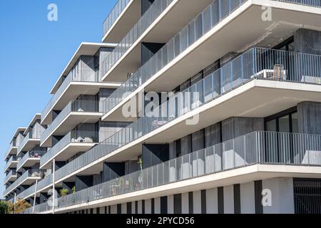 Neues graues Apartmentgebäude in Barcelona, Spanien Stockfoto