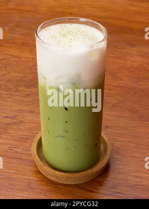 Eismatcha Greentea auf Holztisch im Café Stockfoto