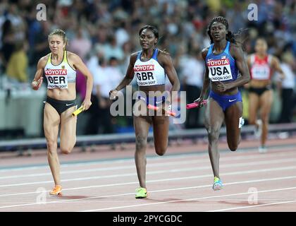 London Stadium, East London, Großbritannien. 12. Aug. 2017. IAAF-Weltmeisterschaft, 9. Tag; Tori Bowie aus den USA, der mit Daryll Neita aus Großbritannien und Rebekka Haase aus Deutschland die Heimgeraden entlang fährt, in der 4x100 Meter langen Relaisstation Credit: Action Plus Sports/Alamy Live News Stockfoto