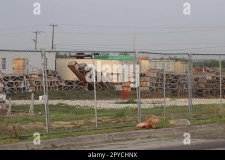 San Antonio, USA. 03. Mai 2023. Der Bau eines Mehrfamilienappartementkomplexes befindet sich am 3. Mai 2023 in San Antonio, Texas, USA. Der Verkauf der Anlage am 8503 Lake Vista war für Dienstag, den 2. Mai 2023 geplant. Das Grundstück sollte gegen Bargeld an den Meistbietenden außerhalb des Bezirksgerichts von Bexar verkauft werden. (Foto: Carlos Kosienski/Sipa USA) Guthaben: SIPA USA/Alamy Live News Stockfoto