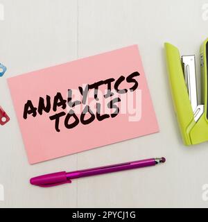 Konzeptionelle Anzeige – Analysetools. Internet-Konzeptteile einer Analysesoftware für Webanwendungen, die zur Überwachung verwendet wird Stockfoto