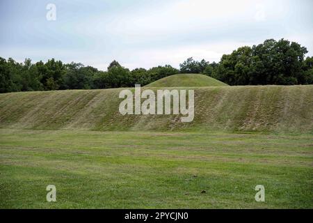 Lange und runde Grabhügel der amerikanischen Ureinwohner in Ohio Stockfoto