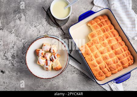 Buchteln, süße Brötchen aus Hefeteig mit Milch und Butter, serviert mit Vanillesauce Stockfoto