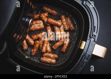 Traditionelle südeuropäische, hautlose Würste Cevapcici, Cevapi, Balkan-Hackfleisch-Kebab im Airfryer Stockfoto