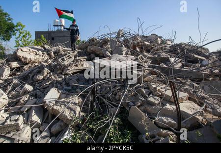 3. Mai 2023, Salfit, Westjordanland, Palästina: Ein Palästinenser hält eine palästinensische Flagge, während er die Ruinen des Hauses des militanten palästinensischen Palästinensers Younes Hailan inspiziert, das von israelischen Truppen im Dorf Hajja im Westjordanland abgerissen wurde. Israelische Streitkräfte zerstören das Haus eines palästinensischen Mannes, der im oktober 2022 einen israelischen Siedler bei einem Angriff auf die besetzte Siedlung im Westjordanland Kedumim getötet hat. Younes Hailan stach auf einen israelischen Siedler ein, dann wurde er von den israelischen Streitkräften verhaftet, und er ist derzeit in einem israelischen Gefängnis inhaftiert. (Kreditbild: © Nasser Ishtayeh/SOPA Images via ZUMA Press Wire) Stockfoto