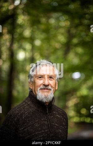 Älterer weißer Mann im Herbst, Herbsttag im Freien Stockfoto