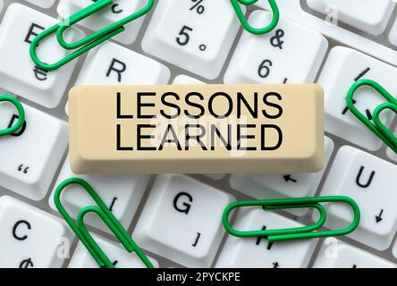 Konzeptionelle Bildunterschrift Lessons Learned. Geschäftsansatz fördern Sie den Austausch und die Nutzung von Wissen aus Erfahrung Stockfoto