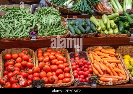 Tomaten, Bohnen und anderes Gemüse zum Verkauf auf einem Markt Stockfoto