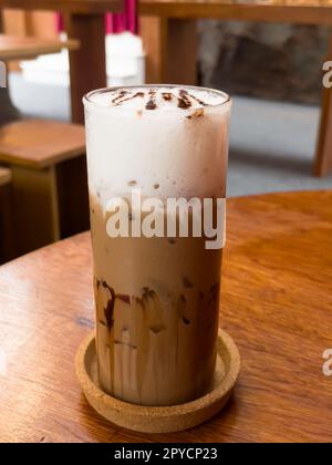 Iced Coffee Mocha auf Holztisch im Coffee Shop Stockfoto