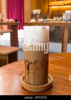 Iced Coffee Mocha auf Holztisch im Coffee Shop Stockfoto