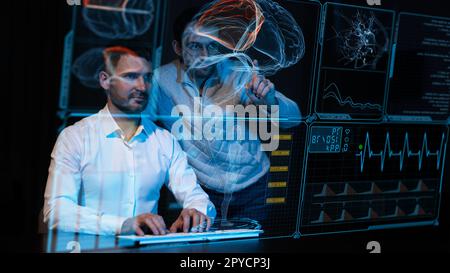 Zwei kaukasische bärtige Männer diskutieren über die medizinische Anzeige eines virtuellen Menüs. Menschliche Hirnforschung. Stockfoto