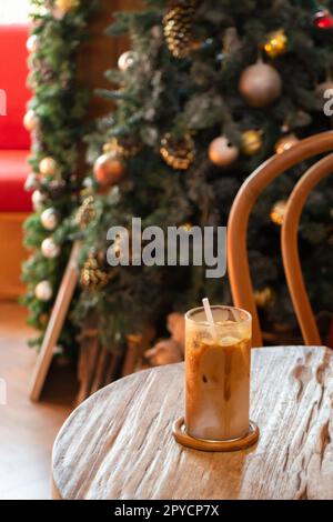 Straßencafé mit Weihnachtsdekorationen Stockfoto