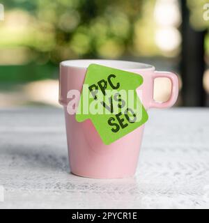 Textunterschrift für PPC vs. Seo. Internetkonzept Pay per Click mit Suchmaschinenoptimierungsstrategien vergleichen Stockfoto