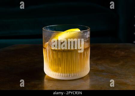 Cocktailglas mit Stiel und alkoholischem Getränk, Nahaufnahme isoliert auf Schwarz. Vorlagendesign Stockfoto