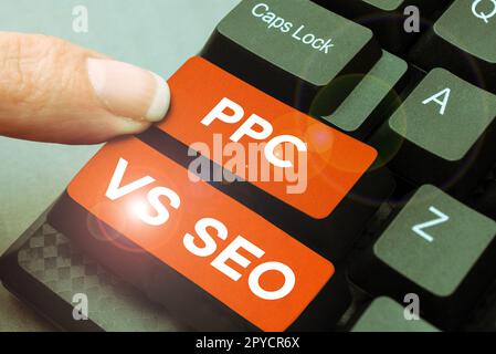 Schreiben mit Textanzeige PPC vs. Seo. Geschäftskonzept Pay per Click mit Strategien zur Suchmaschinenoptimierung Stockfoto