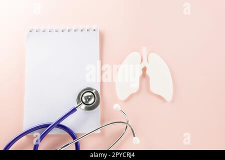 Top View Lungen Papiersymbol, medizinisches Stethoskop und Notizbuchpapier Stockfoto