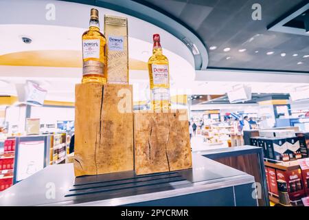 20. Januar 2023, Dubai, Vereinigte Arabische Emirate: Dewar's Blended Scotch Whisky zum Verkauf am Flughafen Duty Free Alcohol Store Stockfoto