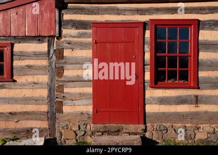 Nahaufnahme Holzkabine außen mit rotem Fenster und Tür Stockfoto
