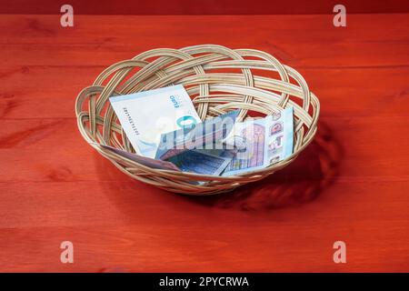 Stillleben von Veränderung, Trinkgeld, Rechnungen im Korb Stockfoto