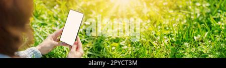 Frau, die ein Smartphone mit einem Modell-Bildschirm in der Hand hält. Stockfoto
