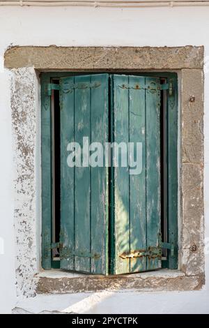 Alte verwitterte Fensterläden im Kloster Paleokastritsa auf der Insel Korfu, Griechenland Stockfoto