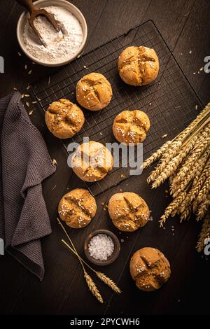 Hausgemachte Spelzbrötchen mit Salz auf Holzhintergrund Stockfoto