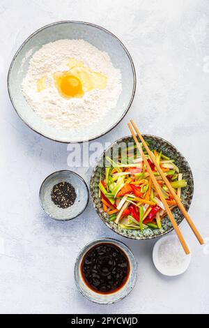 Zutaten für Gemüse-Pfannkuchen - koreanischer Pfannkuchen, koreanische Pizza - asiatische Küche Stockfoto