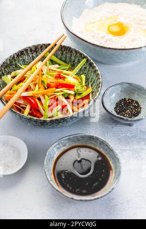 Zutaten für Gemüse-Pfannkuchen - koreanischer Pfannkuchen, koreanische Pizza - asiatische Küche Stockfoto